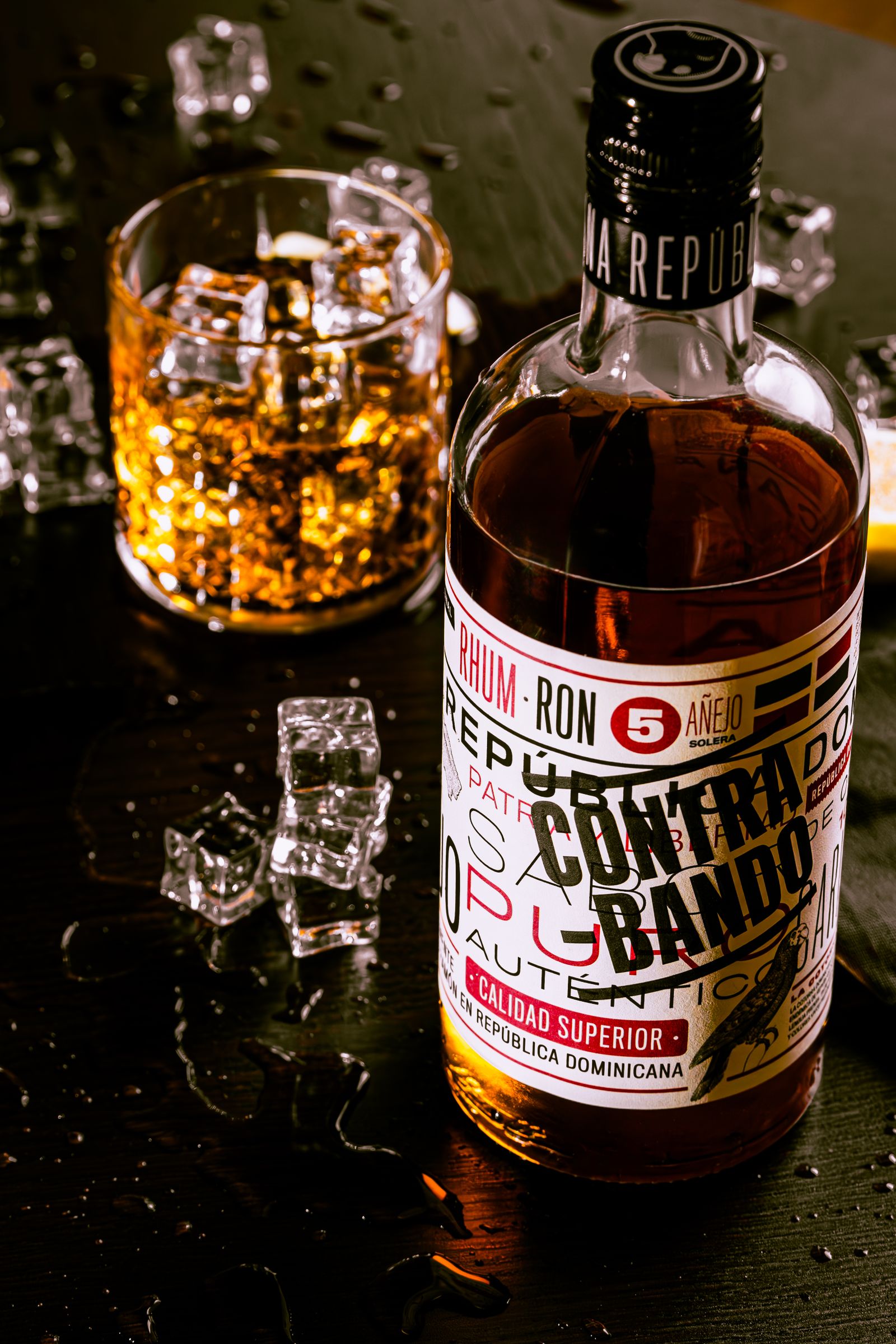 Whisky glass with ice